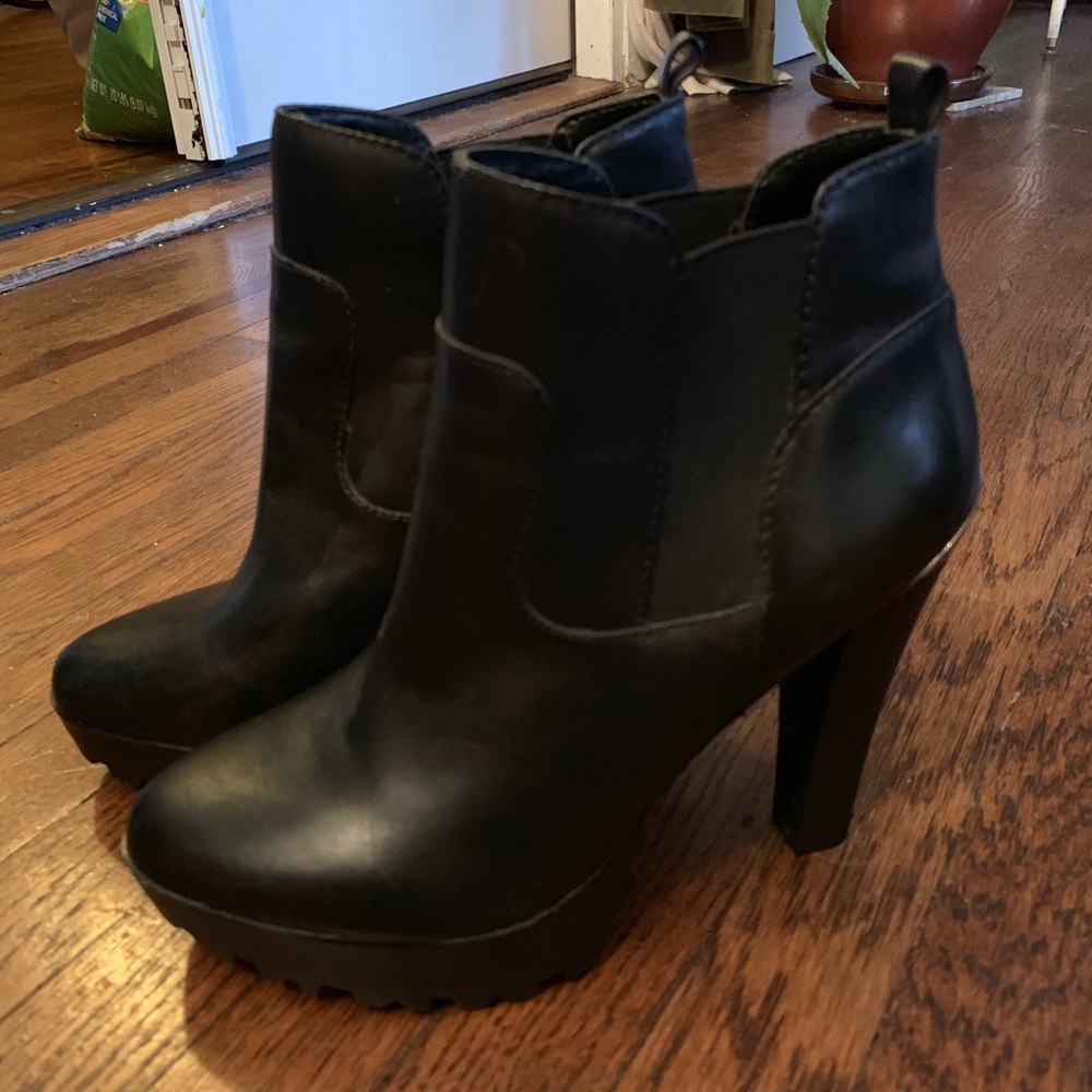 Guess leather bootie platform heel